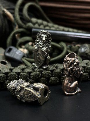 Темляк з латунною намистиною &ldquo;Лев зі щитом&rdquo; N042 фото