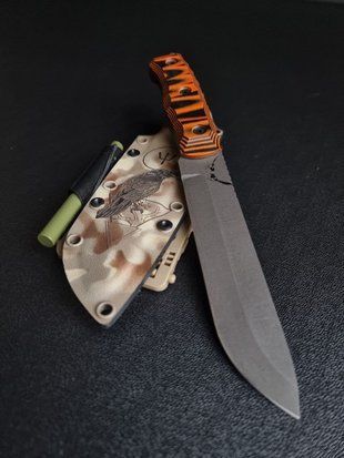 "Велес" &ndash; мисливські ножі для тих, хто цінує зв&rsquo;язок з природою і діє впевнено (травлення, руків'я чорно-помаранчевий, піхви камуфляж) Veles-etc-black-orange-han-cam-she фото