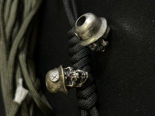 Темляк з латунною бусиною &ldquo;Череп у касці&rdquo; (мідь / срібло) D026 фото