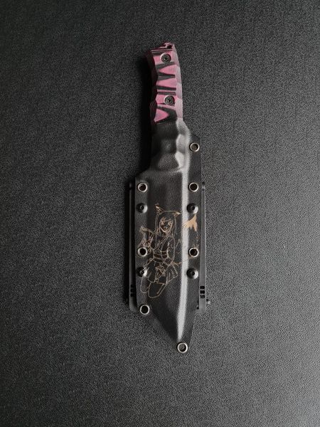 "Tanto" is a universal tactical knife with a modern design (etching, black-pink handle, black scabbard)