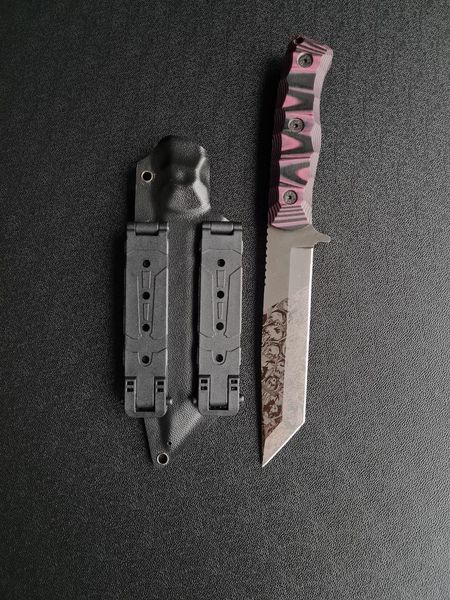 "Tanto" is a universal tactical knife with a modern design (etching, black-pink handle, black scabbard)