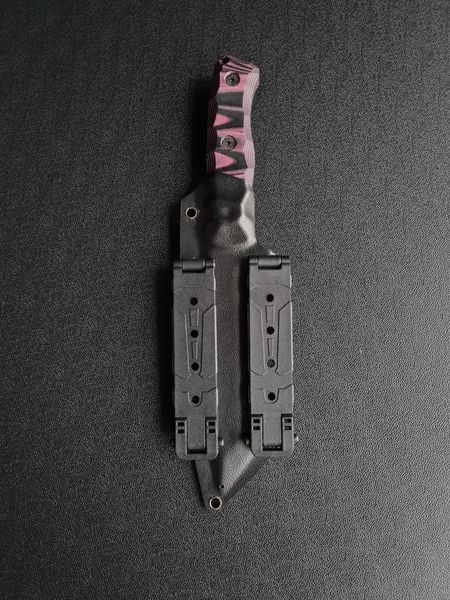 "Tanto" is a universal tactical knife with a modern design (etching, black-pink handle, black scabbard)