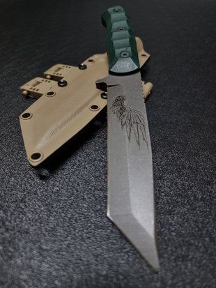 "Tanto" &ndash; Hunting knife for precision and endurance (etching, emerald handle, colored scabbard)