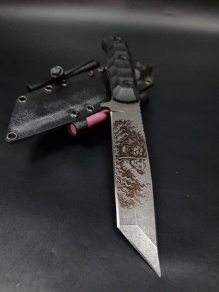 Ніж для виживання &laquo;Tanto&raquo; | Чорна мікарта, гравіювання &laquo;Король Лев&raquo; Tanto-stonewash-black-micarta-lion-teklok фото
