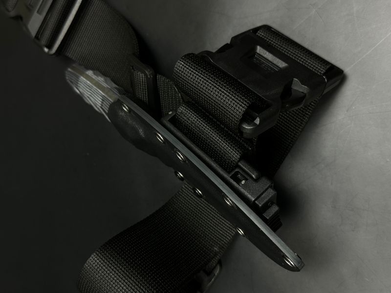 Drop Leg Adapter Platform for Belt Offloading &ndash; Black