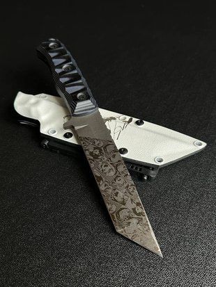 Tanto &ndash; a tourist knife for conquerors of the elements and adventure seekers (etching, black-gray handle, colored scabbard)