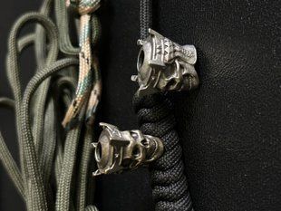 Темляк з латунною бусиною у вигляді черепа з короною, мідний і чорний варіант