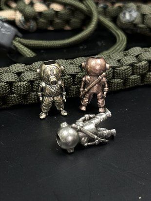 Темляк з латунною намистиною &ldquo;Сталкер у протигазі&rdquo; N021 фото