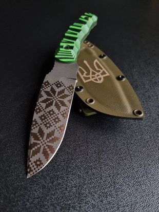 Tiger Hunter &ndash; a hunting knife for those who hunt with the instinct of a predator who wins with strength (etching, black-green handle, colored scabbard)
