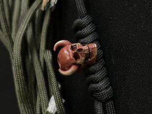 Темляк з латунною бусиною &ldquo;Череп з рогами&rdquo; (золотистий / синій / червоний) D036 фото