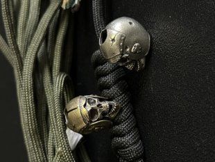 Темляк з латунною бусиною &ldquo;Череп у шоломі водія&rdquo; (золотистий / чорний) D037 фото