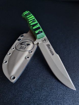 Aeneas: Tactical Knife Your Journey &mdash; Your Knife (tan polymer, black-green handle, tan scabbard)